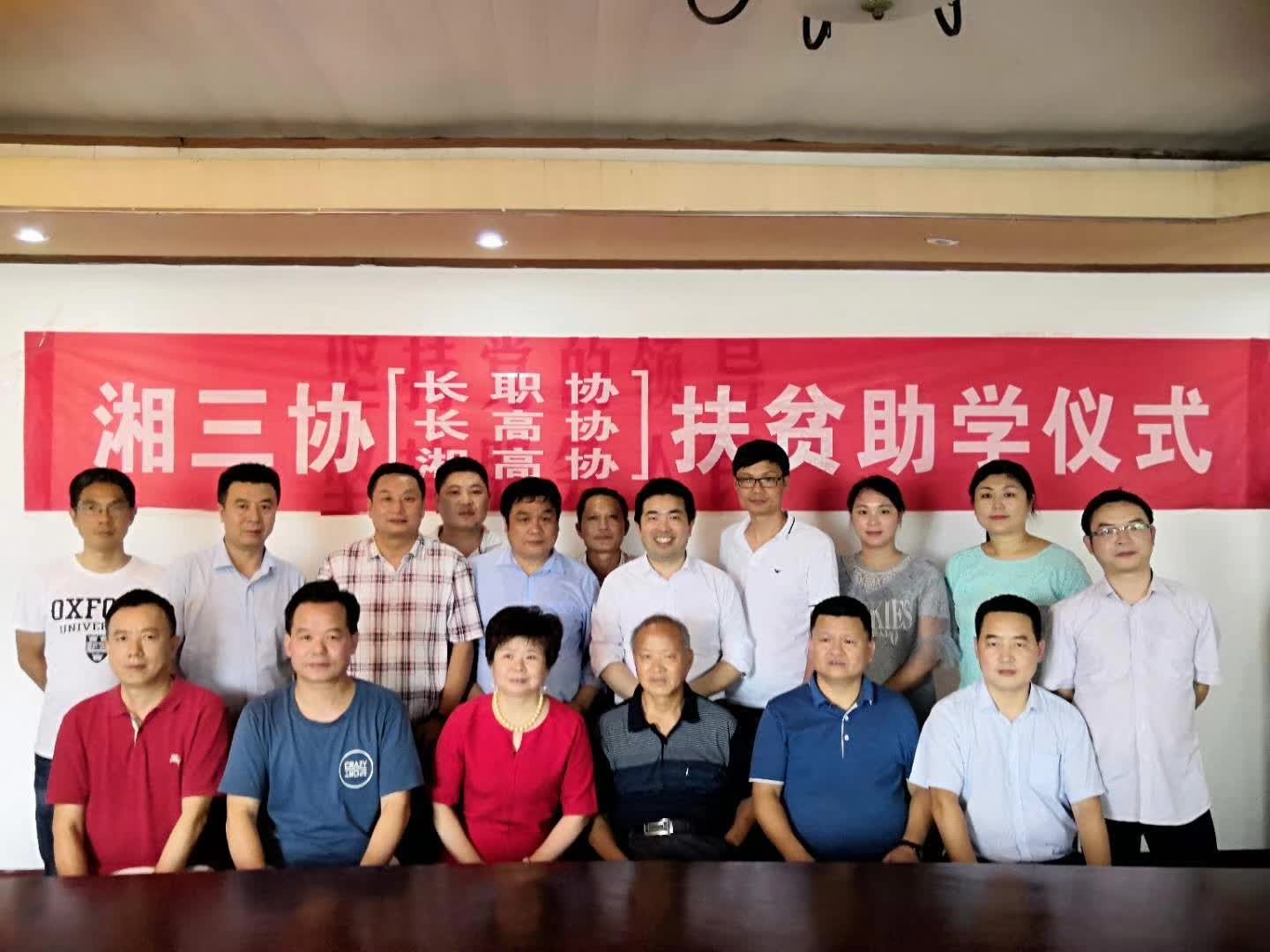 客户赠锦旗 - 不辞辛劳护公正 尽心尽责维权益